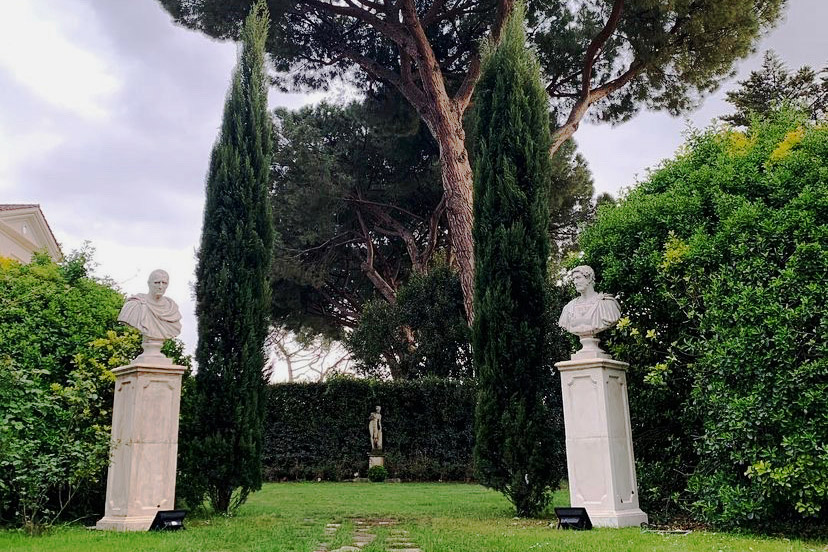 Viale del giardino di Villa Gianni con busti romani e cipressi