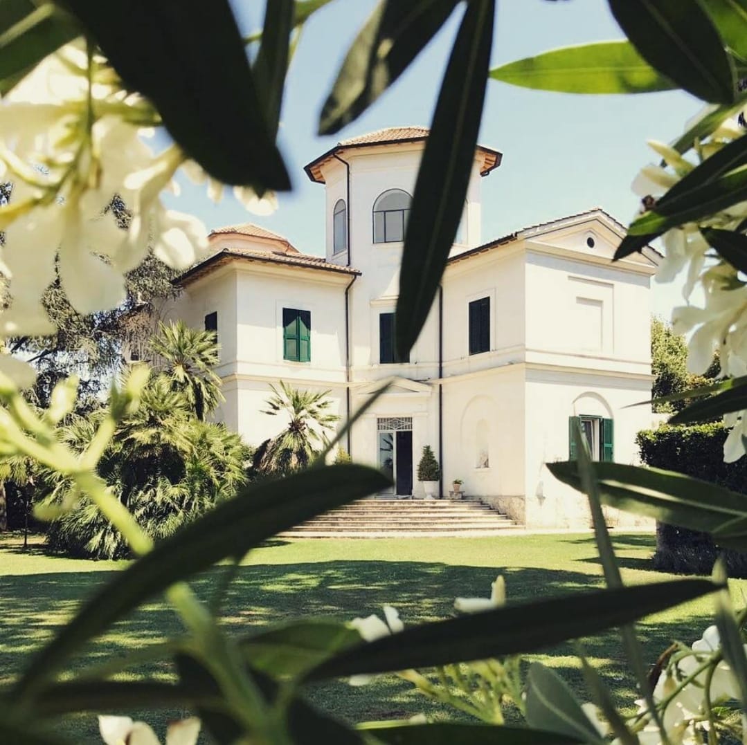 Facciata della villa di giorno