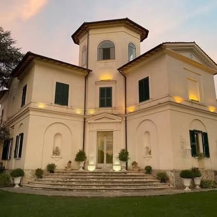 Facciata di Villa Gianni al tramonto