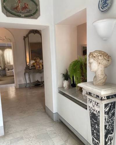 Ingresso interno di Villa Gianni con busto e specchio