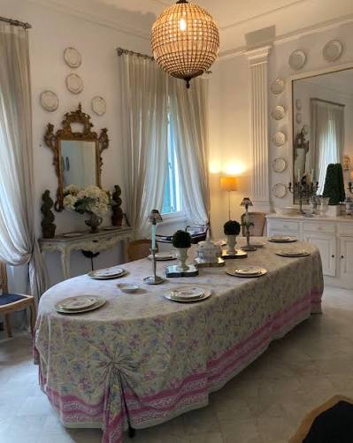Sala da pranzo di Villa Gianni con tavolo ovale apparecchiato