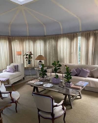 Salotto interno di Villa Gianni con tende e divani