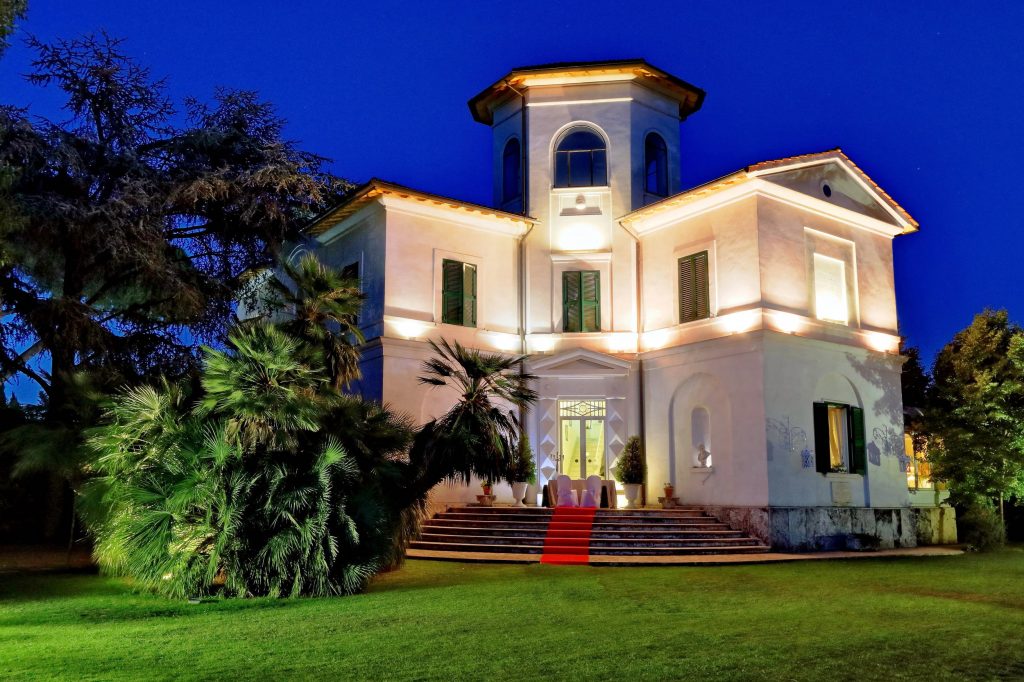 Villa Gianni illuminata di sera