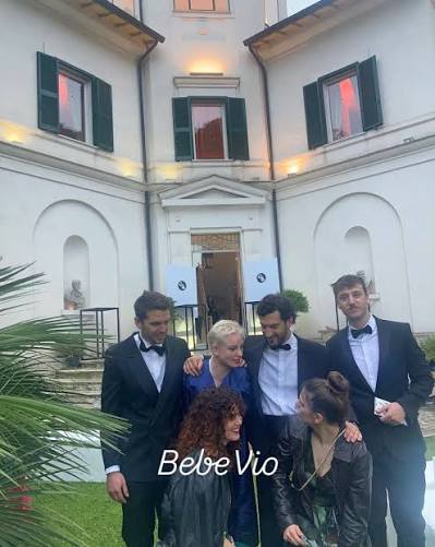 Ospiti durante una festa a Villa Gianni
