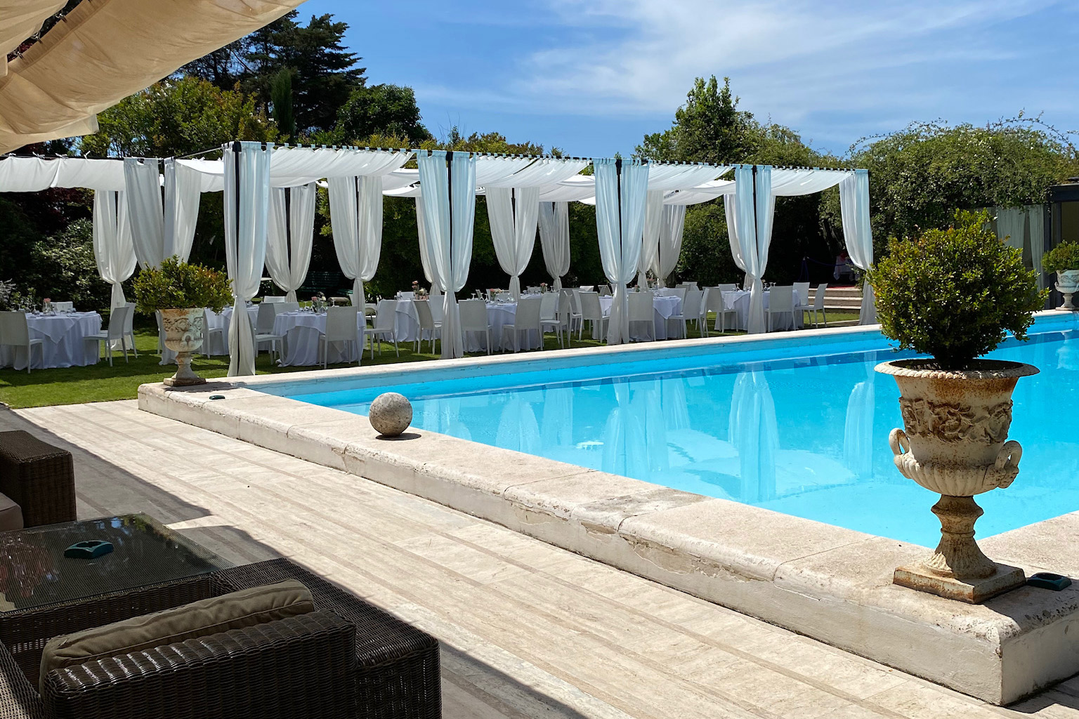 Piscina di Villa Gianni con drappi bianchi per un evento