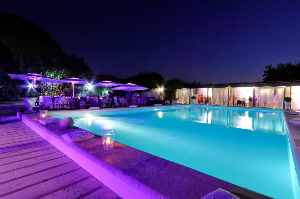 Piscina di Villa Gianni illuminata di notte