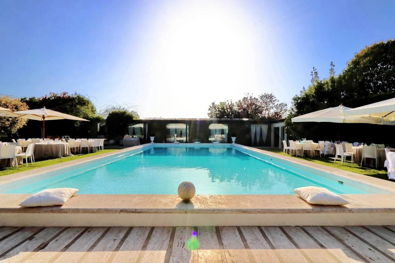 Piscina e giardino di Villa Gianni allestiti per un ricevimento