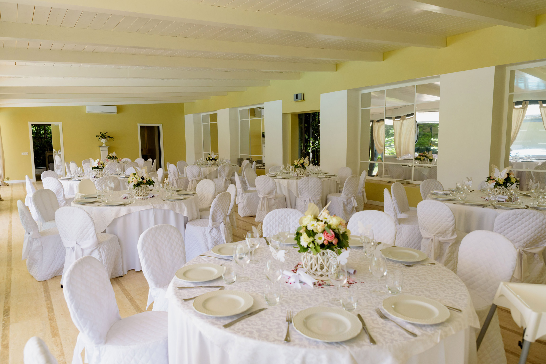 Sala interna di Villa Gianni allestita per un ricevimento