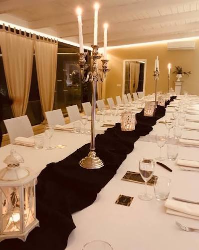 Tavolo allestito con candelabri a Villa Gianni