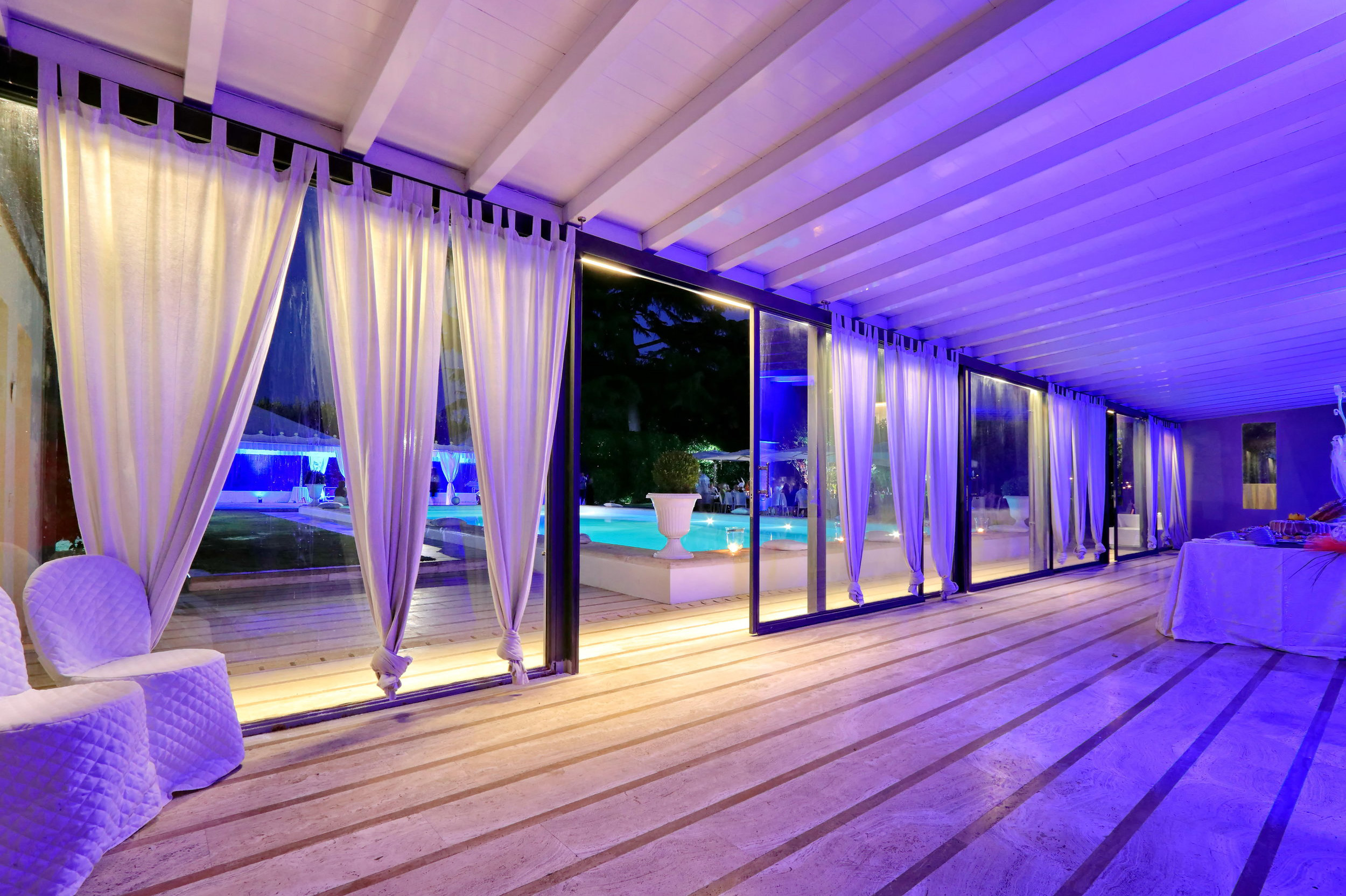 Terrazza di Villa Gianni illuminata di sera